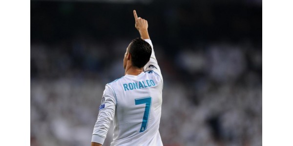 En kamp mellom Kylian Mbappé og CRISTIANO RONALDO